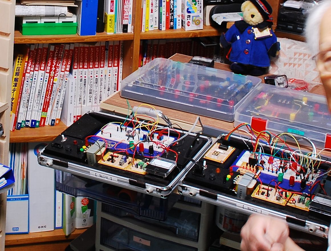 作業部屋の机に並ぶ実習装置