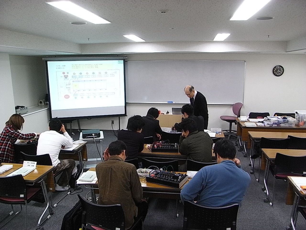 スクリーンに回路図を映した講義の全景