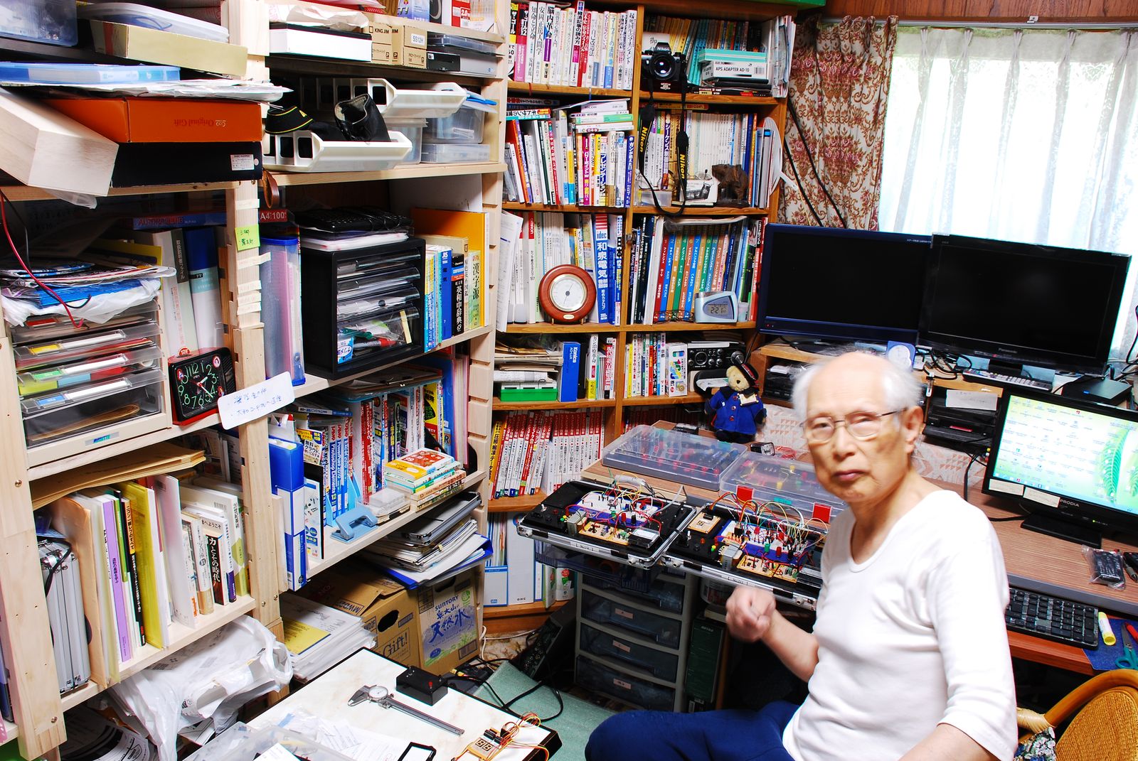 実習装置を並べた作業部屋で振り返る代表の小野孝治